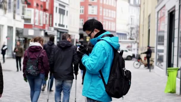 Jonge Aziatische Man Toerist Winter Europa Met Behulp Van Telefoon — Stockvideo