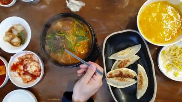 Manger Sang Bouillant Suasage Soupe Rouge Oreille Porc Nourriture Coréenne — Video