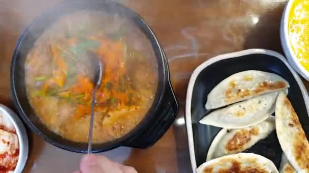 用猪耳朵吃开水苏打水红汤当地韩国菜苏打水4K — 图库视频影像