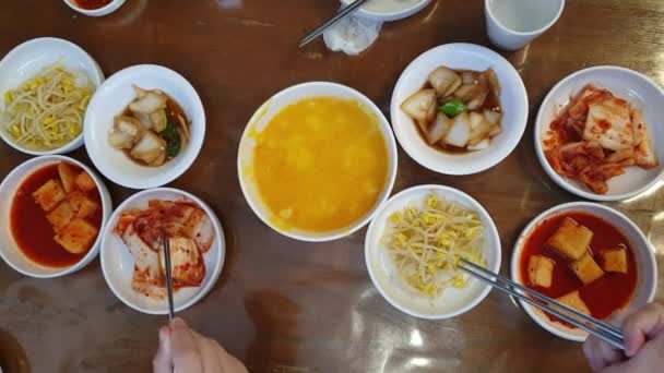 Hand Essen Koreanisches Essen Banchan Beilagen Und Hobakjuk Kürbisbrei Draufsicht — Stockvideo