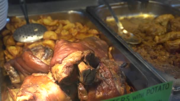 Budapeste Húngaro Alimento Porco Knuckle Repolho Recheado Salsicha Vendendo Mercado — Vídeo de Stock