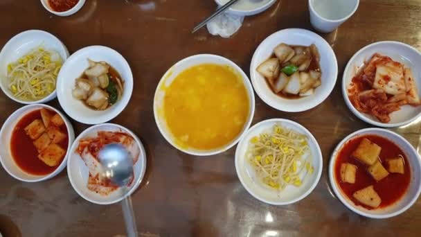 Hand Essen Koreanisches Essen Banchan Beilagen Und Hobakjuk Kürbisbrei Draufsicht — Stockvideo