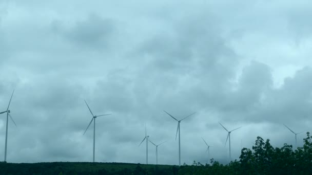 Yel Değirmeni Rüzgar Enerjisi Çiftliği Bulutlu Gökyüzünde Iyi Çalışıyor Sürdürülebilir — Stok video