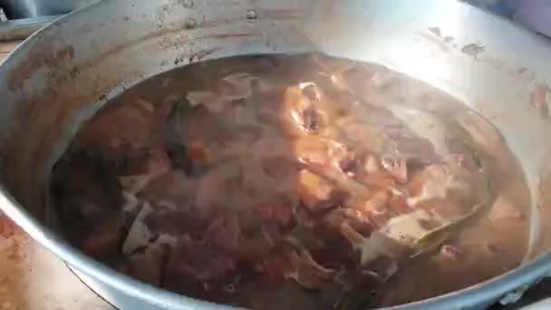 スパイス中国ハーブアヒルの肉の血と内臓は鍋有名なアジアのストリートフード 4Kで沸騰 — ストック動画