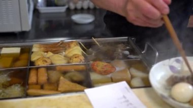 Şef tofu oden sıcak haşlanmış daikon turpu Japon usulü çorba sıcak yemek 4k