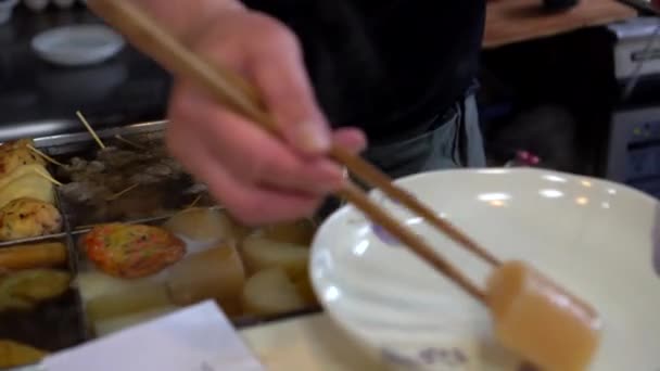 Chef Preparando Corte Madeira Quente Cozido Rabanete Daikon Estilo Japonês — Vídeo de Stock