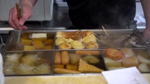 Chef Preparando Tofu Madeira Quente Daikon Rabanete Estilo Japonês Sopa — Vídeo de Stock