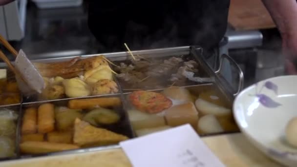 Chef Préparant Tofu Oden Chaud Bouilli Radis Daikon Dans Soupe — Video