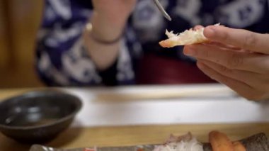 Japon Taraba Alaska kralı yengeç balığı yiyen Asyalı kadın Japonya ryokan 'da yengeç çatalı kullanıyor.