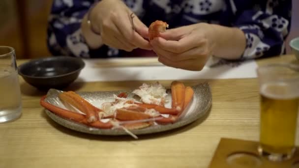 Asiatisk Kvinna Äter Japanska Taraba Alaska Kung Krabba Skaldjur Med — Stockvideo