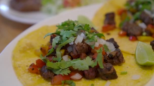 Zachte Maïs Tortilla Taco Rundvlees Mexicaanse Straat Voedsel Verse Salsa — Stockvideo