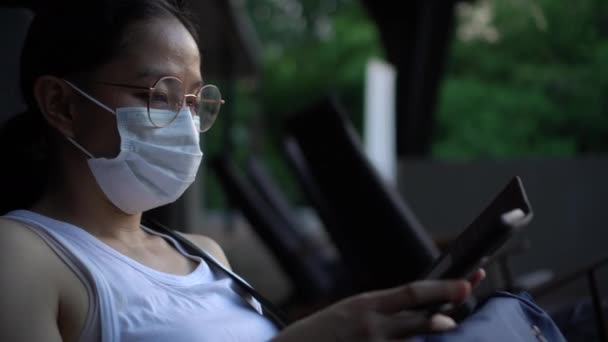 아시아의 여성은 불행한 피곤한 표현과 스마트 사용하여 안경과 가면을 — 비디오