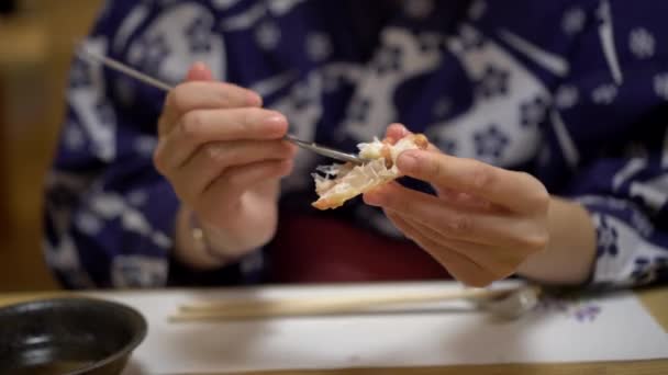 Mulher Asiática Comendo Frutos Mar Japonês Taraba Alasca Rei Caranguejo — Vídeo de Stock