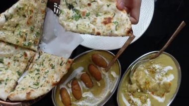 Hint köri soslu kaşık kullanarak sarımsaklı Hint yemeği 4k