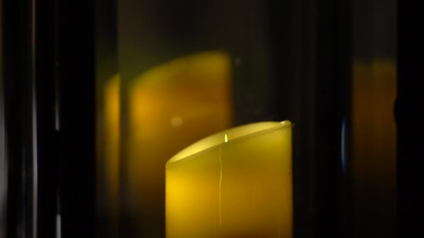 Vela Artificial Lámpara Vidrio Con Reflejo Oscuro Fondo Abstracto — Vídeos de Stock