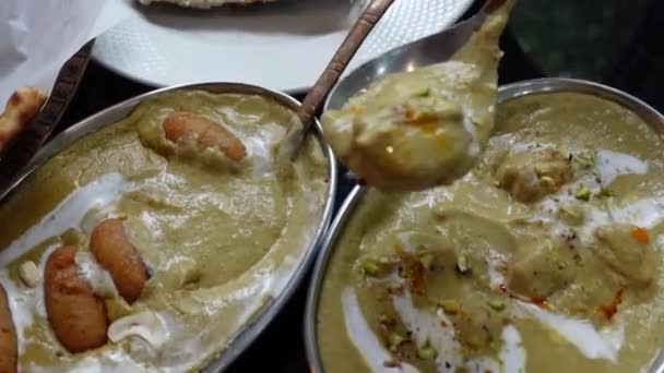Ręka Pomocą Łyżki Scooping Indyjski Curry Top Czosnku Naanasian Indyjskie — Wideo stockowe