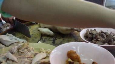 Tayland market tezgahında haşlanmış tavuk satarken pirinçle birlikte Hainan usulü tavuk kesmeye hazır olun.