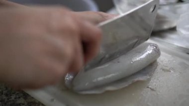 Kadın el bıçağı, mürekkep balığı dilimleme, mürekkep balığı temizleme, deniz mahsulleri ev mutfağı hazırlama, 4k
