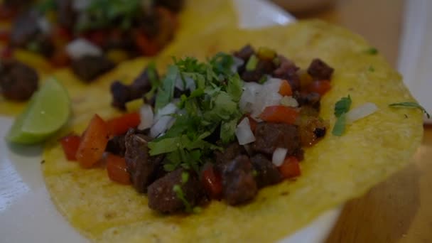 Jemné Kukuřičné Tortilla Carnitas Pikantní Vepřové Taco Čerstvou Cibulí Cilantro — Stock video