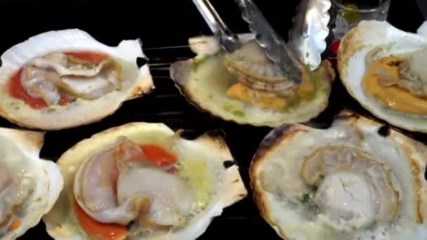 Grelhar Frutos Mar Frescos Vieira Japonesa Quente Mercado Peixe Comida — Vídeo de Stock