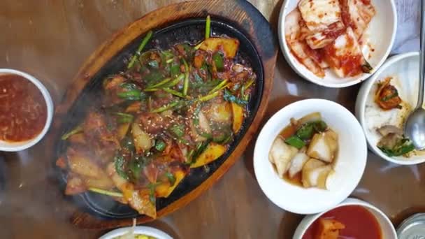 Comida Coreana Local Plato Caliente Chisporroteando Despojos Órgano Cerdo Salsa — Vídeo de stock