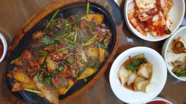 Comida Coreana Local Plato Caliente Chisporroteando Despojos Órgano Cerdo Salsa — Vídeos de Stock