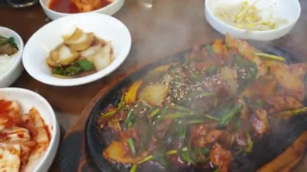 Τοπική Κορεατική Τροφίμων Ζεστό Πιάτο Sizzling Εντόσθια Οργάνων Χοίρων Και — Αρχείο Βίντεο