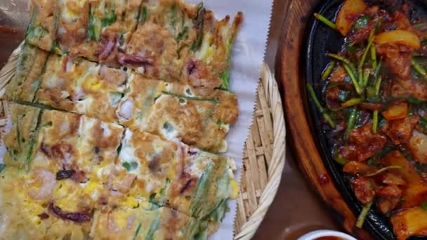 Lokale Koreanische Lebensmittel Gemüse Pfannkuchen Pajeon Und Schwein Würzige Sauce — Stockvideo