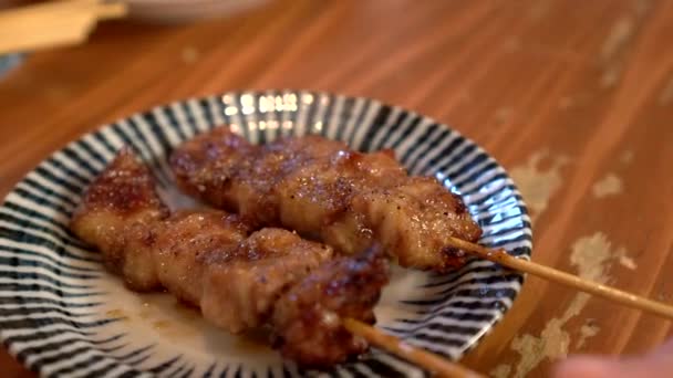 Tangan Makan Yakitori Daging Babi Tusuk Dalam Izakaya Jepang Restoran — Stok Video