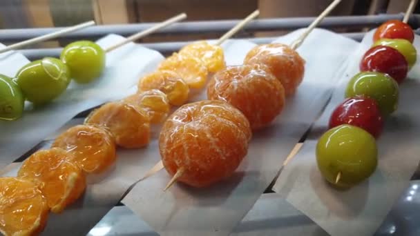 タグホルシロップ砂糖コーティングフルーツオレンジと輝くマスカットグレープディスプレイ韓国で販売 — ストック動画