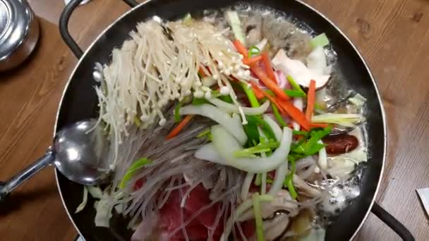 Koreanisches Hotpot Gemüse Und Geschnittenes Fleisch Mit Nudel Draufsicht — Stockvideo