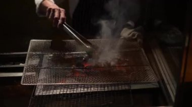 Mangal kömürü ve ızgara yakitori Japon yemeği izakaya usulü aşçı sipariş etmek için yapılır.