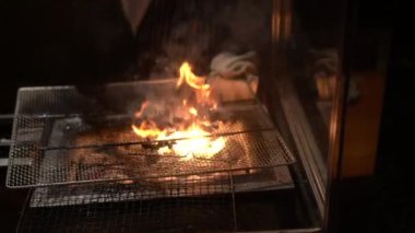 Mangal kömürü ve ızgara yakitori Japon yemeği izakaya usulü aşçı sipariş etmek için yapılır.