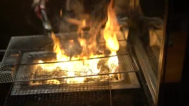 야키토리 요리를 주문하기 만들어진 이자카야 스타일 — 비디오