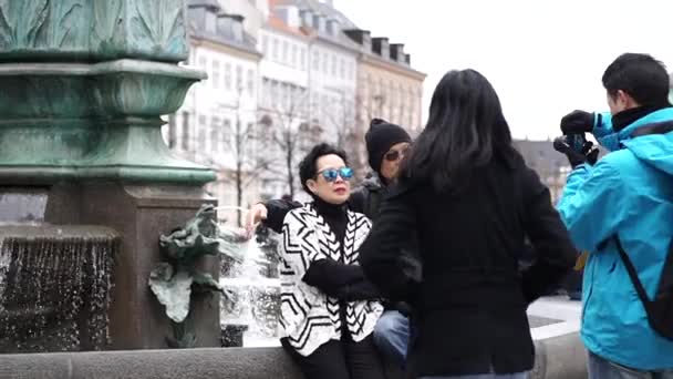 コペンハーゲン デンマークAmagertorv正方形のストーク噴水アジアの家族の観光客写真を撮る楽しいヨーロッパ旅行 — ストック動画