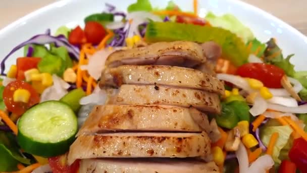 Mâncare Întreagă Grătar Pui Salată Castravete Carne Verde Sănătoasă Calorii — Videoclip de stoc