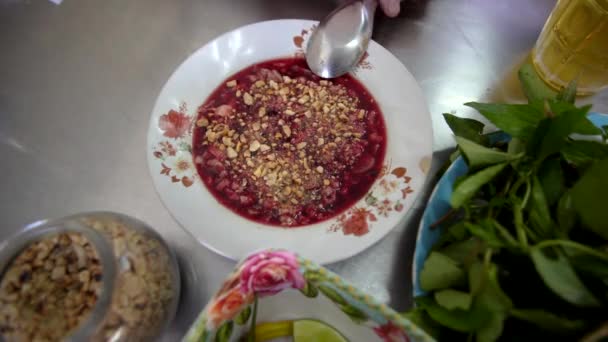 Surowa Kacza Krew Podroby Tradycyjny Posiłek Tajlandii Jeść Orzeszków Ziemnych — Wideo stockowe