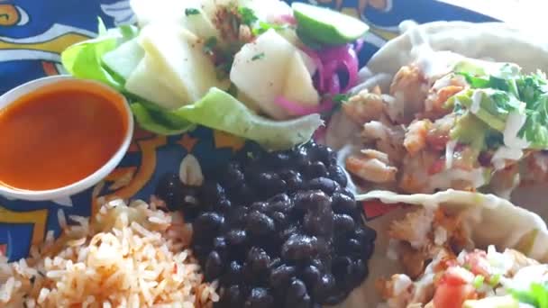 Měkké Otevřené Taco Kuřecí Salsou Avokádem Mexická Kuchyně Latinské Ulice — Stock video