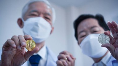 Kripto bitcoin dijital para birimi araştırma ve bilim teknolojisi yatırım konsepti Asyalı bilim adamı doktor