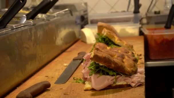 Frisch Gekochtes Italienisches Sandwich Florenz Brot Salami Scheibe Fleisch Gemüse — Stockvideo