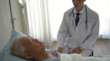 Yaşlı Asya ihtiyarı emekli oldu. Hastanedeki genç doktorun nabzını kontrol ettim.