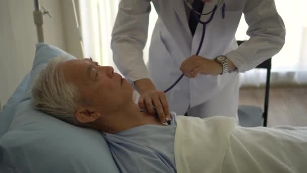 Старый Азиатский Пенсионер Заболел Проверкой Пульса Молодого Врача Больнице — стоковое видео
