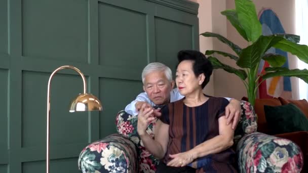 豪華な家で裕福な金持ちの美しいアジアの古い老人カップル ハンド笑顔4K — ストック動画