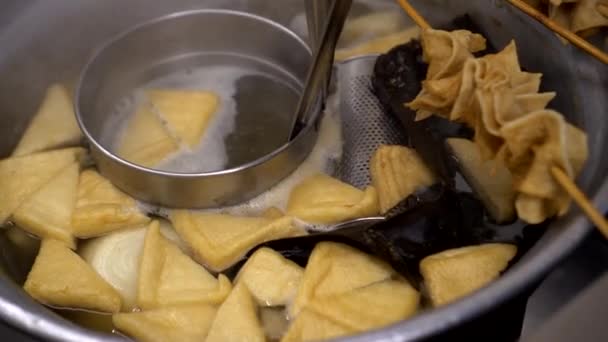 韩国鱼饼汤Eomuk斜面煮在韩国街头的冬食 — 图库视频影像