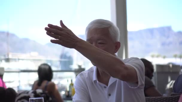 Azjatycki Senior Para Obiad Zewnątrz Jedzenie Cape Town Południowa Afryka — Wideo stockowe