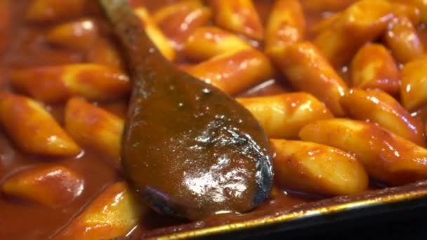 Tteokbokki Pastel Arroz Coreano Picante Salsa Roja Comida Rápida Fácil — Vídeos de Stock
