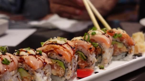 Japońskie Jedzenie Łosoś Awokado Maki Sushi Roll Pałeczki Jedzenia — Wideo stockowe