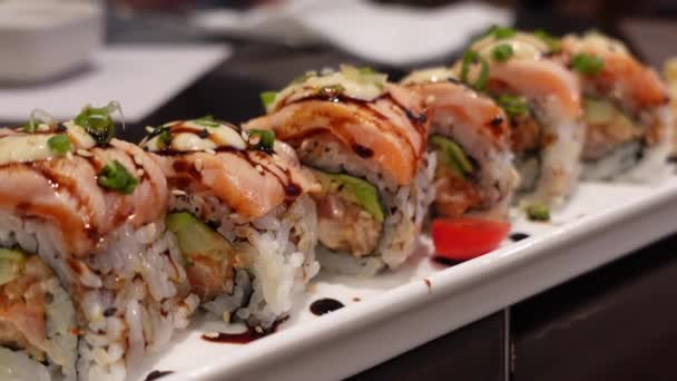 Japonské Jídlo Losos Avokádo Maki Sushi Roll Hůlky Jíst — Stock video