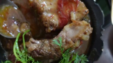 Ağır ateşte pişmiş domuz kıkırdağı Tayland usulü otlu güveç kaşığı. Yumuşak ve yumuşak kesilmiş.