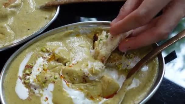 Manos Comiendo Pan Ajo Naan Inmersión Curry Indio Comida Del — Vídeos de Stock